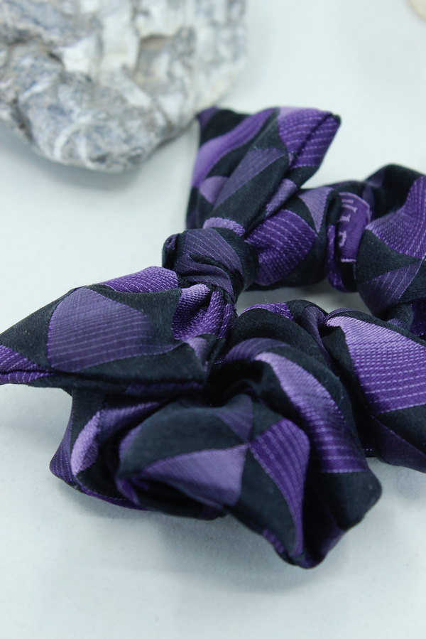 Fialovočierna gumička scrunchie z recyklovaných kravát s mašľou