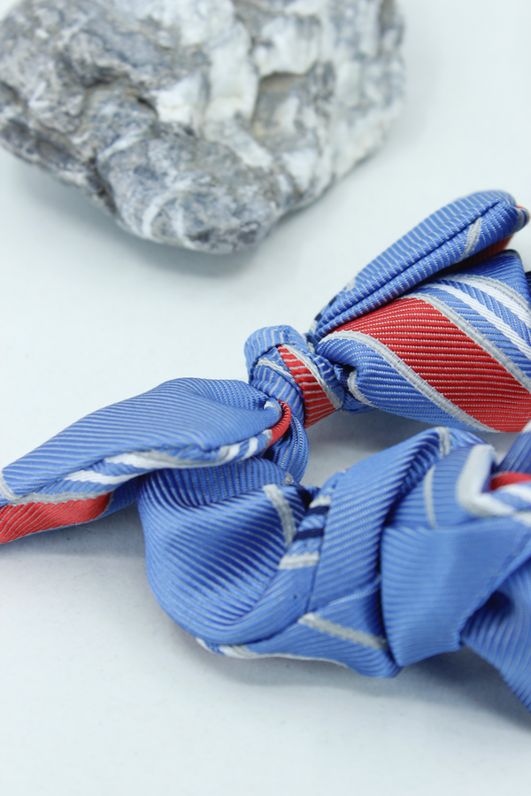 Modročervená gumička scrunchie z recyklovaných kravát s mašľou