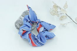 Modročervená gumička scrunchie z recyklovaných kravát s mašľou thumb