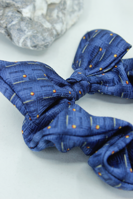 Modrá gumička scrunchie z recyklovaných kravát s mašľou