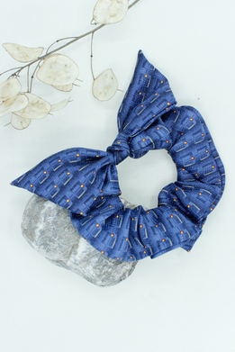 Modrá gumička scrunchie z recyklovaných kravát s mašľou thumb