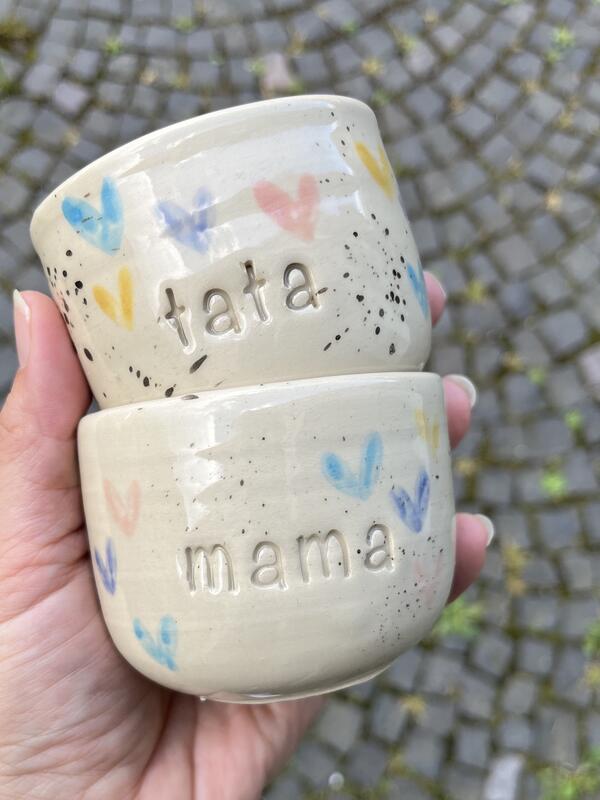 Keramická šálka Mama/Tata - farebné srdiečka