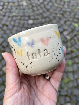 Keramická šálka Mama/Tata - farebné srdiečka thumb