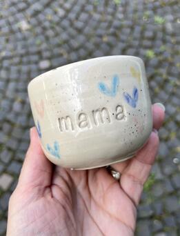 Keramická šálka Mama/Tata - farebné srdiečka thumb