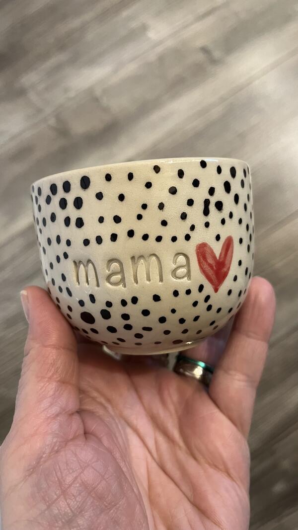 Keramická šálka Mama bodkovaná